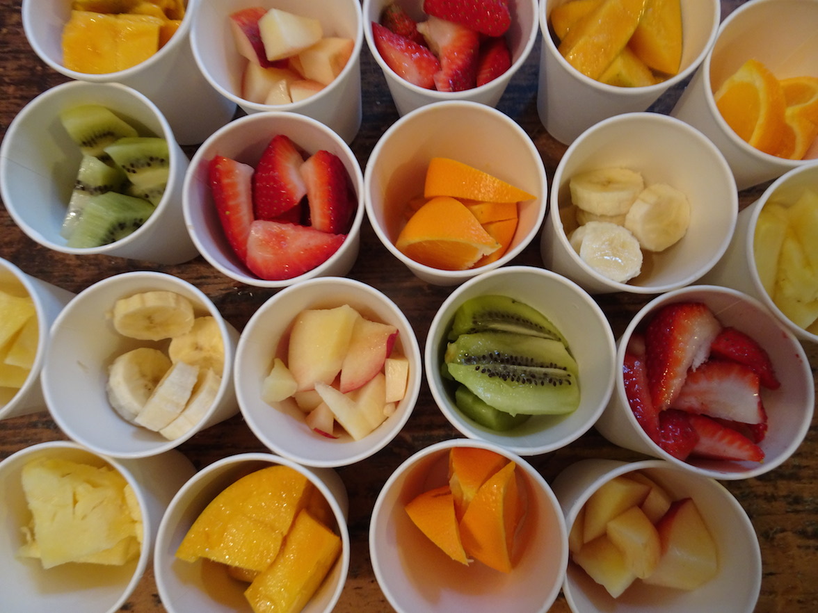 Fresh fruit aromas hit the air! Young audiences first tune in with a nasal warm-up, diving into the world of scents with eyes closed.