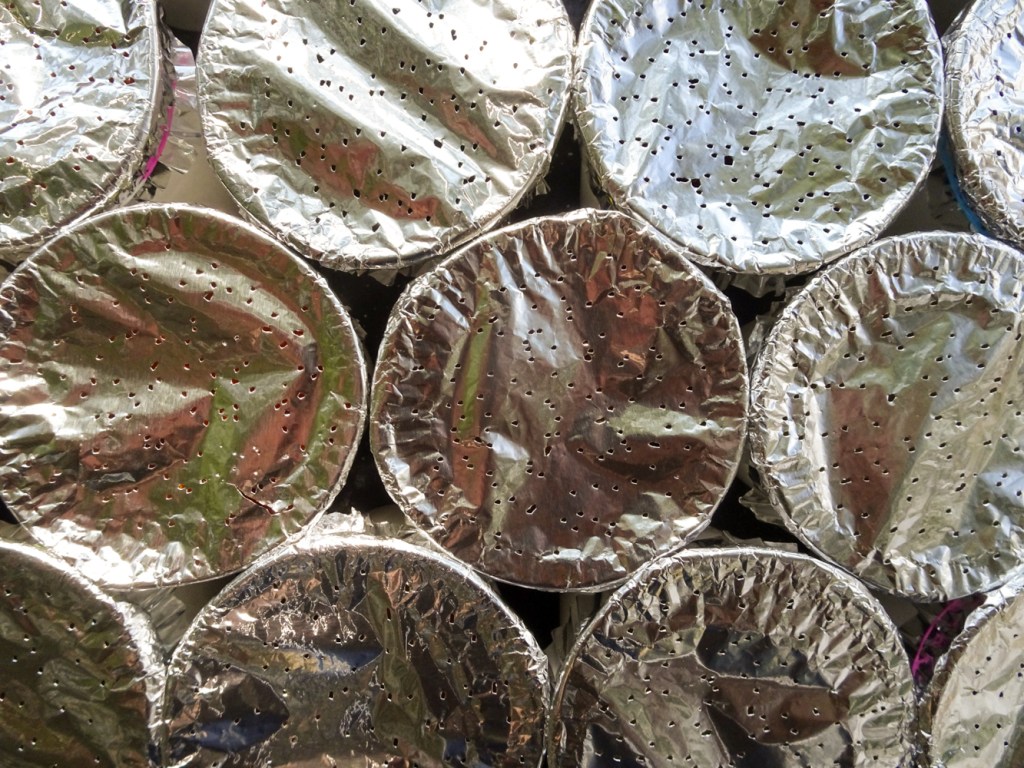 Jars covered in punctured aluminum foil so that the children must use their sense of smell. Without sight, the audience must rely on their nose. The audience share their experiences, then playfully challenge themselves to identify both familiar and unexpected aromas.